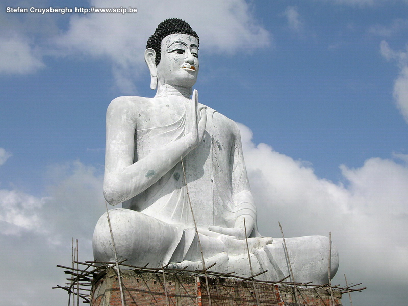 Battambang - Wat Ek Battambang is a charming province capital, where the rural surroundings have a lot to offer. Wat Ek is one of the oldest temples, but the big, new Buddha statue attracts all the attention. Stefan Cruysberghs